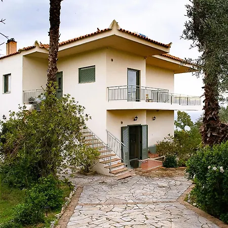 Tritsili House Apartmán *